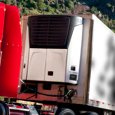 Una persona dando mantenimiento preventivo a un equipo de enfriamiento movil Carier.